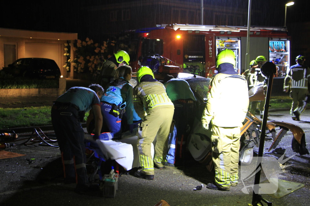 Gewonde bevrijdt na botsing tegen boom