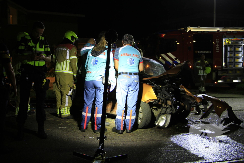 Gewonde bevrijdt na botsing tegen boom