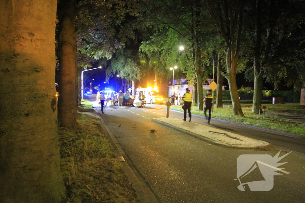 Gewonde bevrijdt na botsing tegen boom