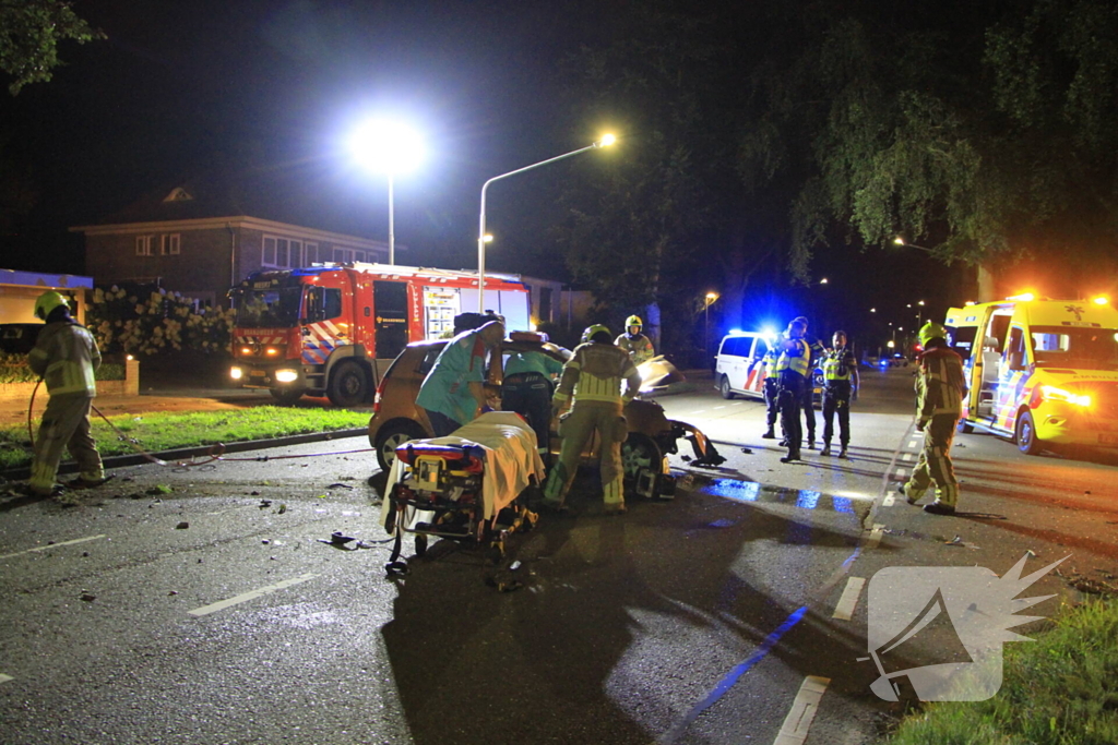 Gewonde bevrijdt na botsing tegen boom