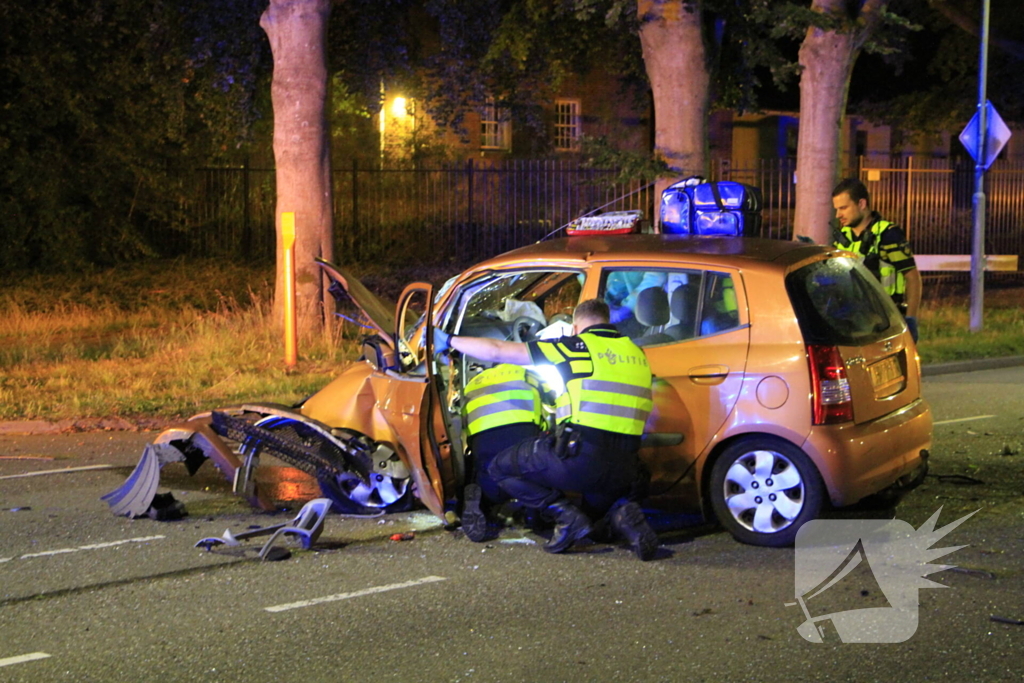 Gewonde bevrijdt na botsing tegen boom