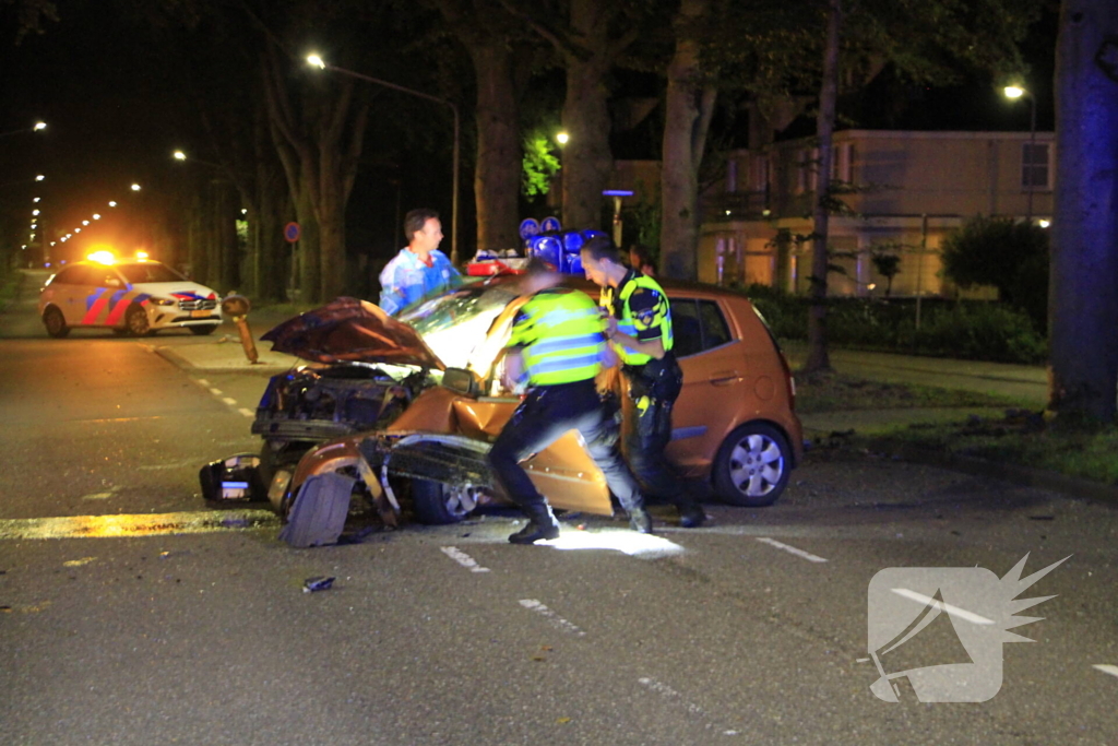 Gewonde bevrijdt na botsing tegen boom