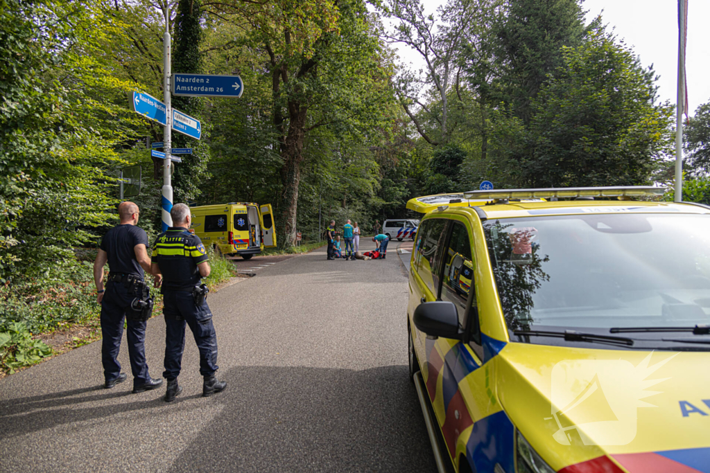 Fietser belandt op wegdek na verkeersongeval