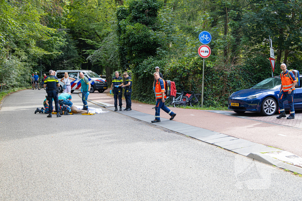 Fietser belandt op wegdek na verkeersongeval