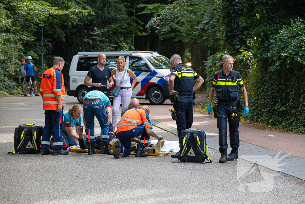 Fietser belandt op wegdek na verkeersongeval