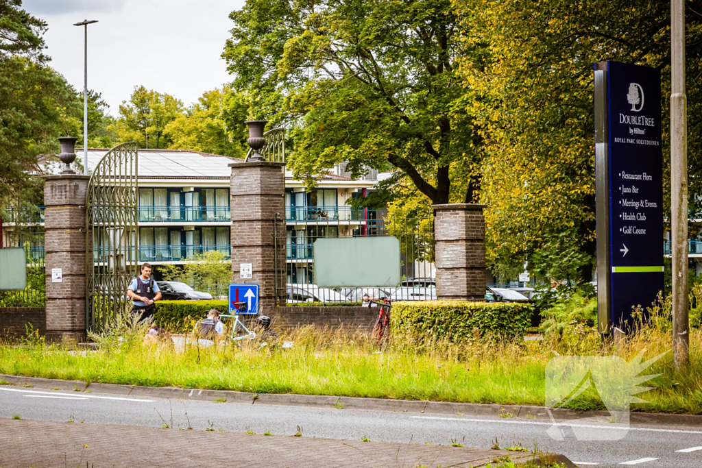 Wielrenners onderuit na botsing met auto