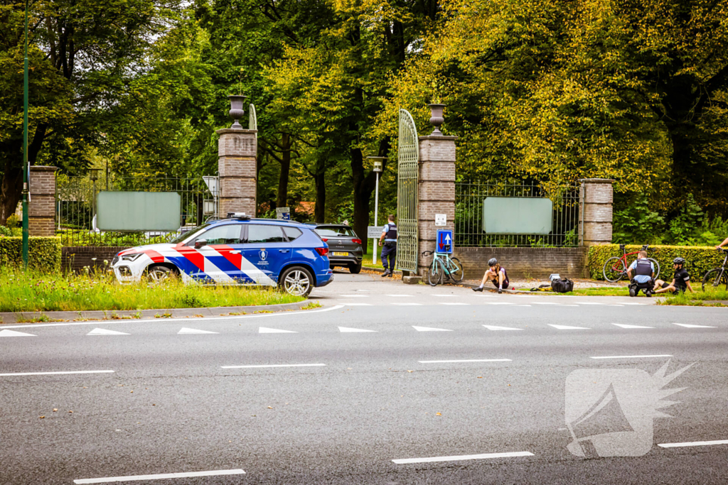 Wielrenners onderuit na botsing met auto