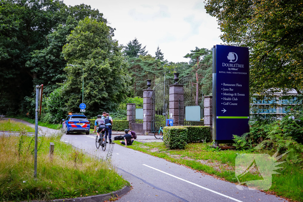 Wielrenners onderuit na botsing met auto