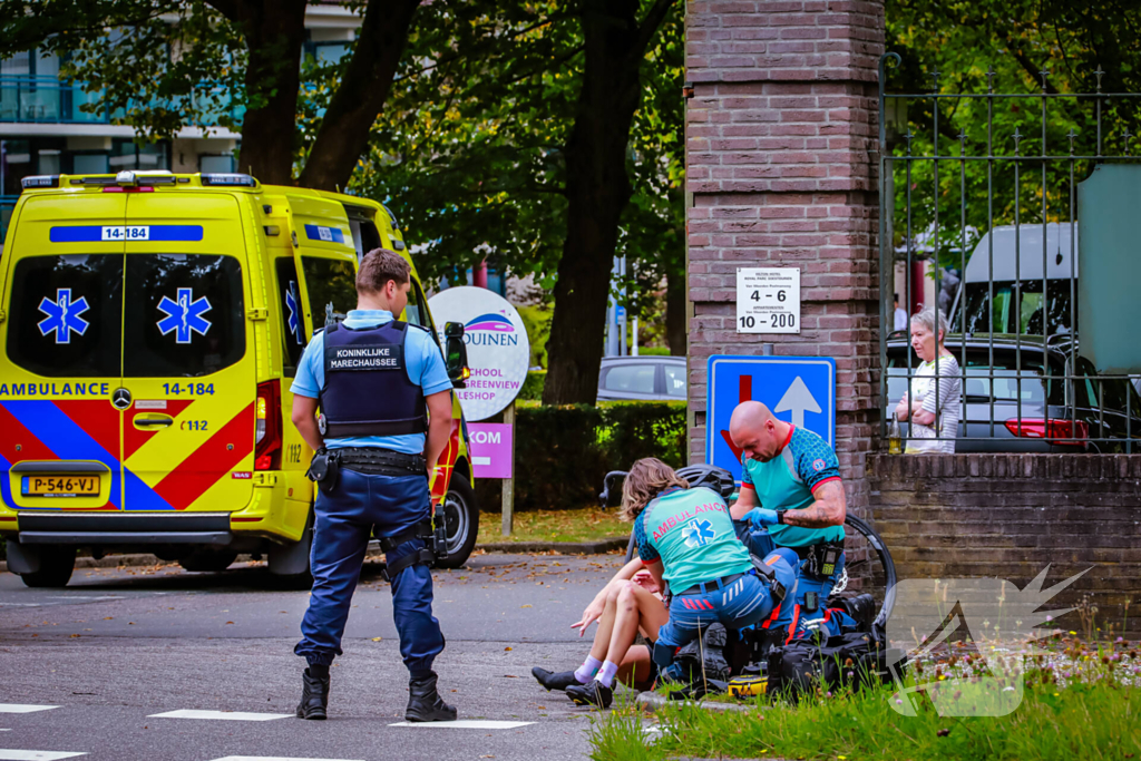 Wielrenners onderuit na botsing met auto