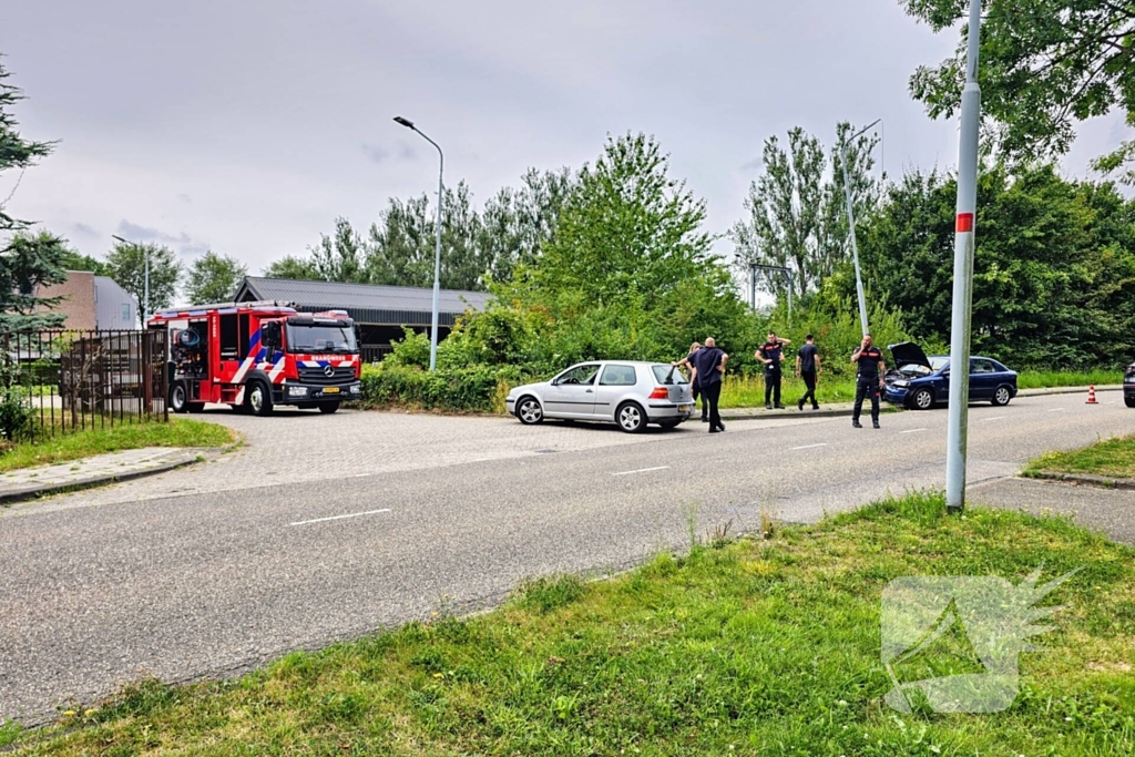 Automobilist klapt op lantaarnpaal naast brandweerkazerne