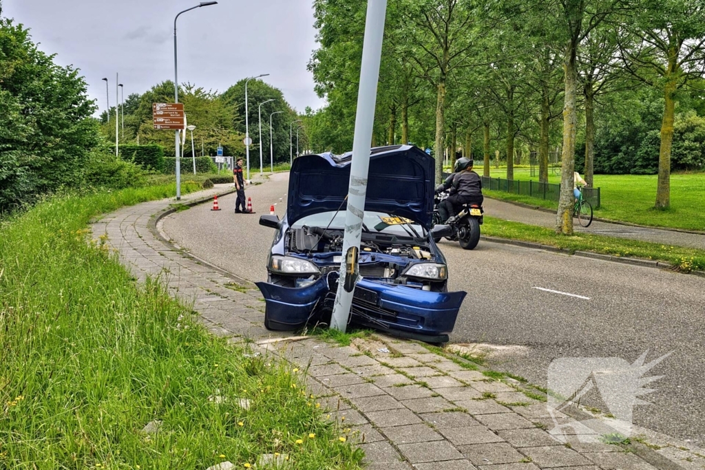 Automobilist klapt op lantaarnpaal naast brandweerkazerne