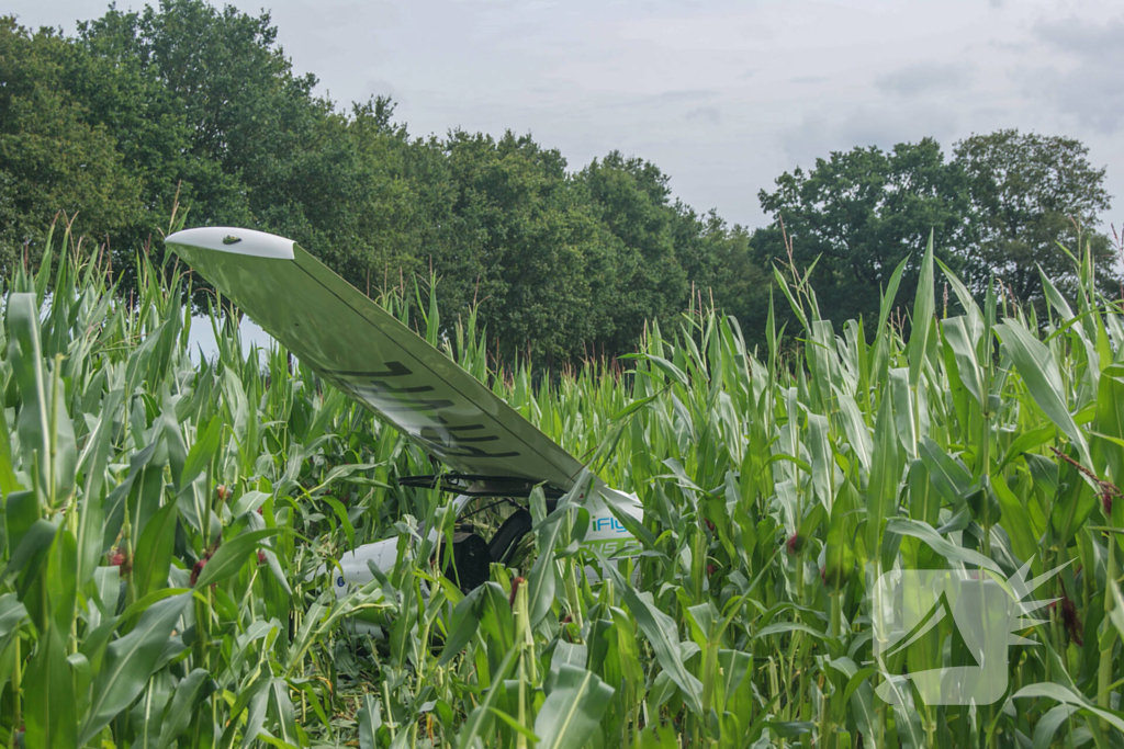 Lesvliegtuig landt in maisveld