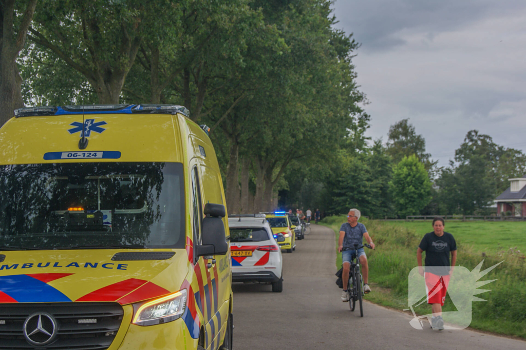 Lesvliegtuig landt in maisveld