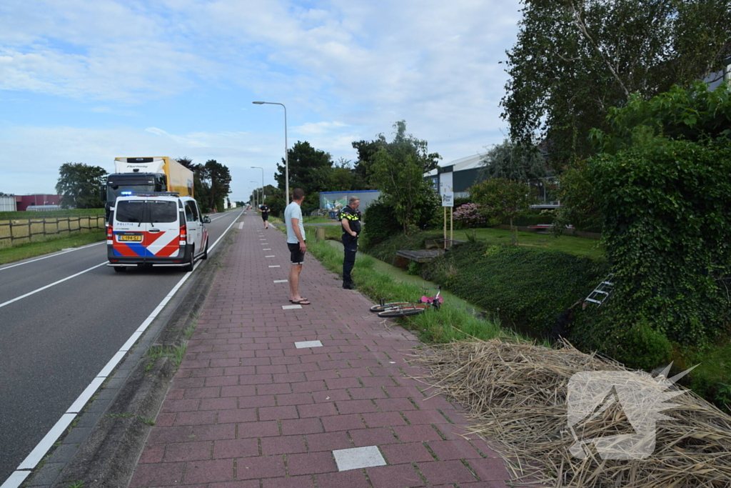 Brandweer haalt fietser uit sloot