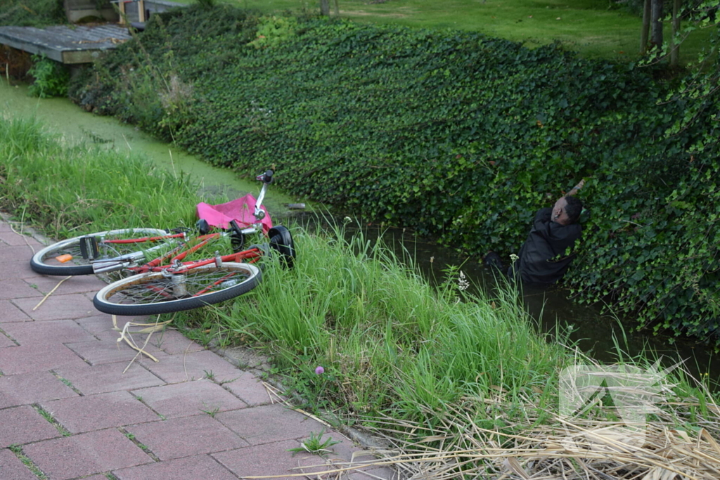 Brandweer haalt fietser uit sloot