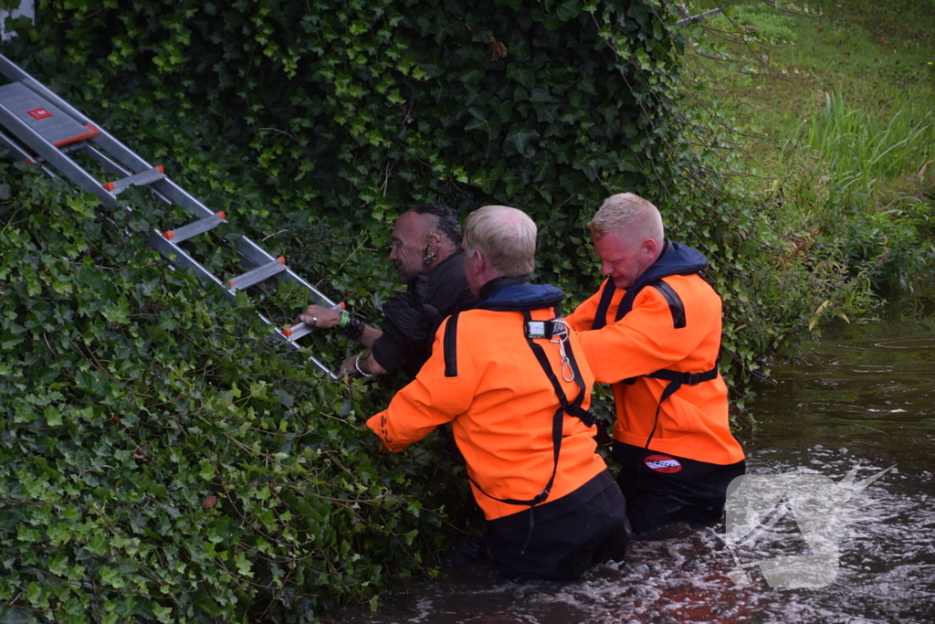 Brandweer haalt fietser uit sloot