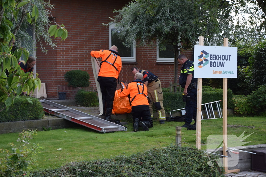 Brandweer haalt fietser uit sloot