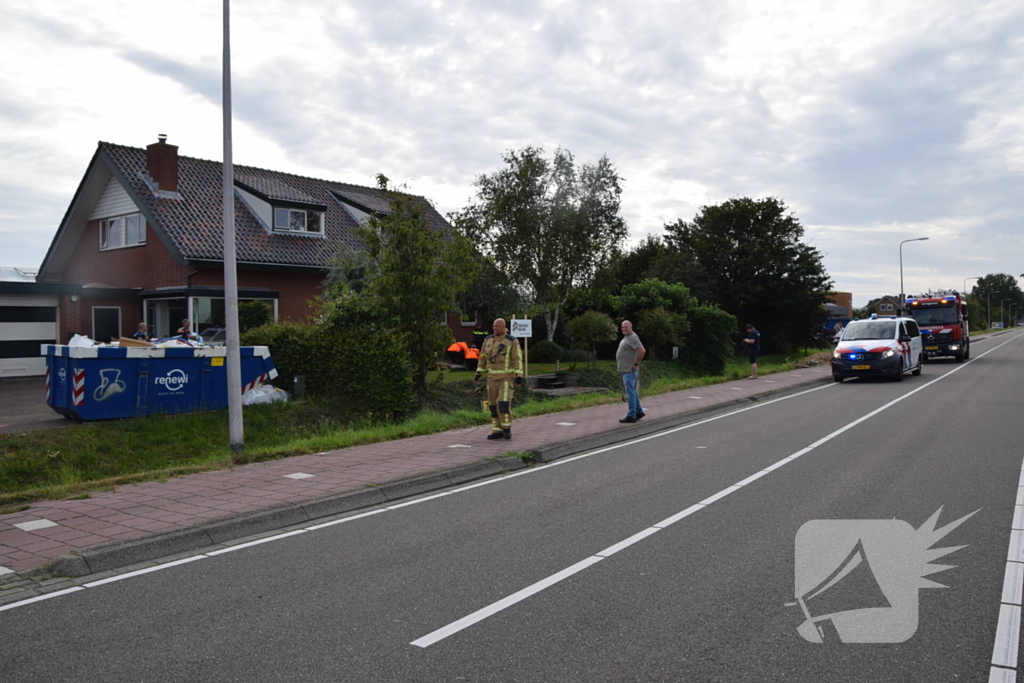 Brandweer haalt fietser uit sloot