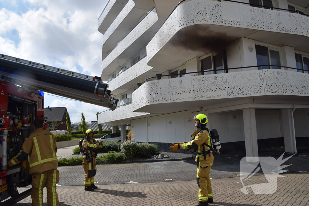 Zwarte rook trekt uit flatwoning