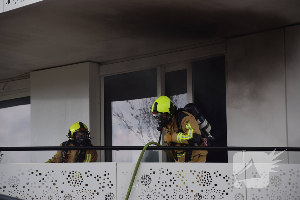 Zwarte rook trekt uit flatwoning