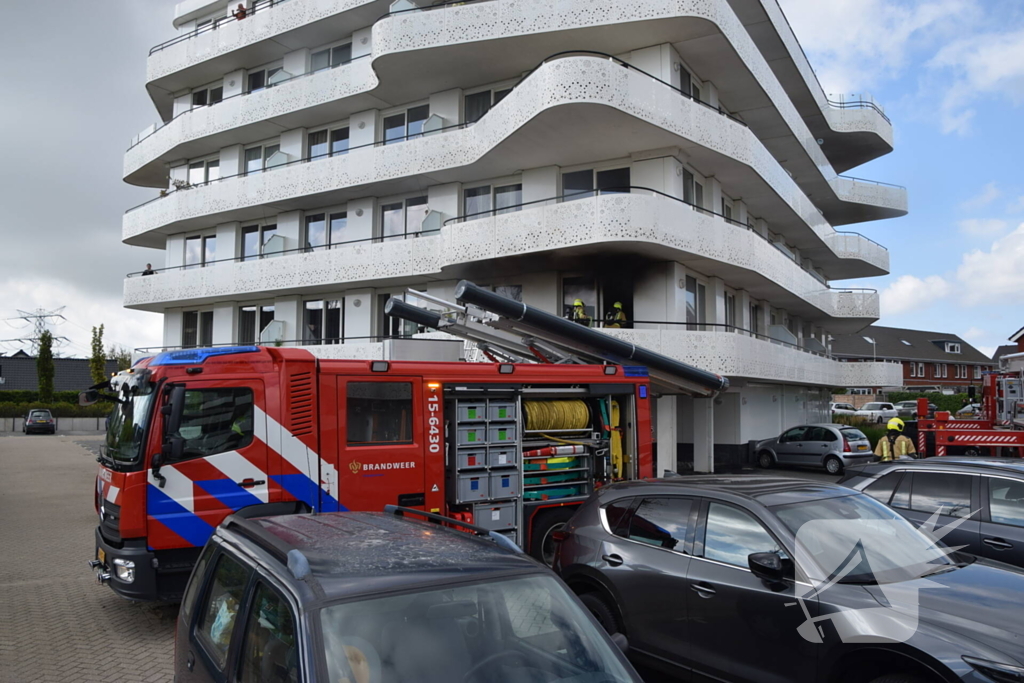 Zwarte rook trekt uit flatwoning