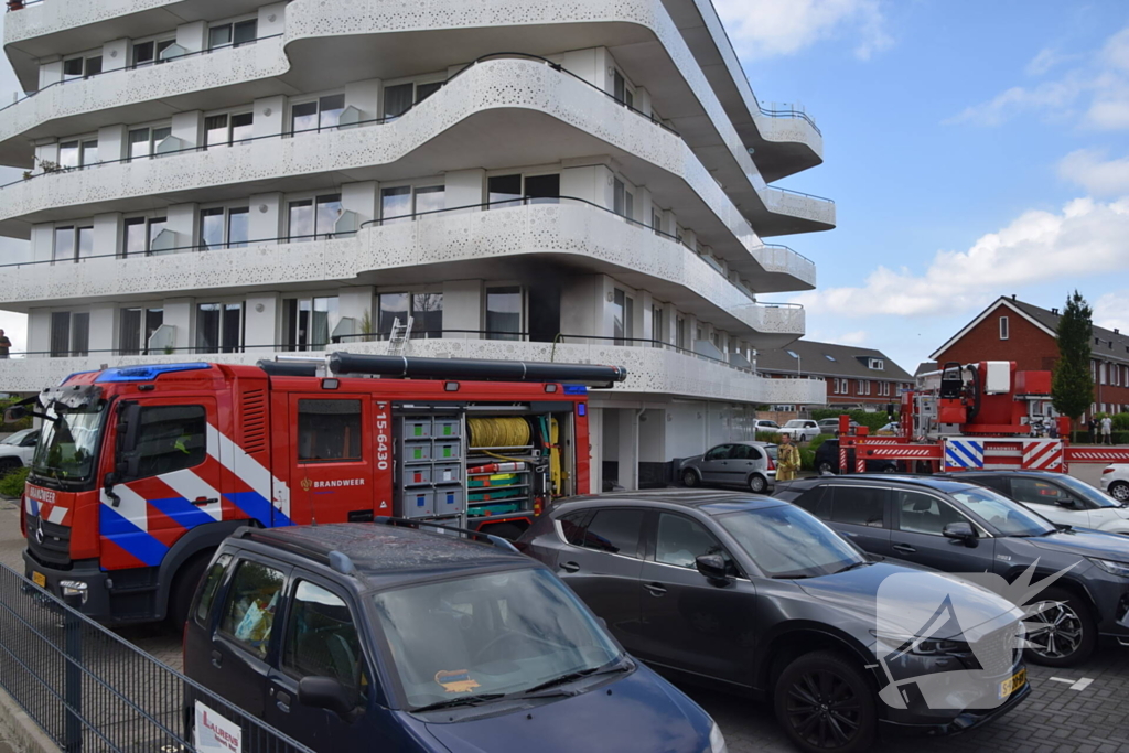 Zwarte rook trekt uit flatwoning