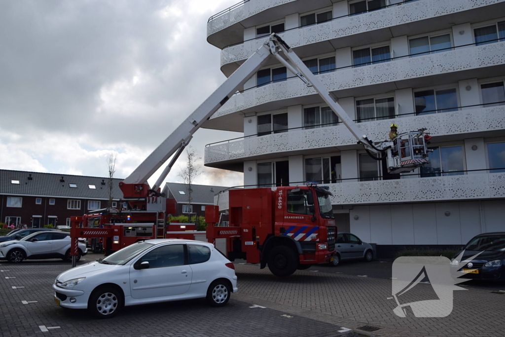 Zwarte rook trekt uit flatwoning