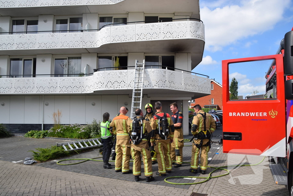 Zwarte rook trekt uit flatwoning