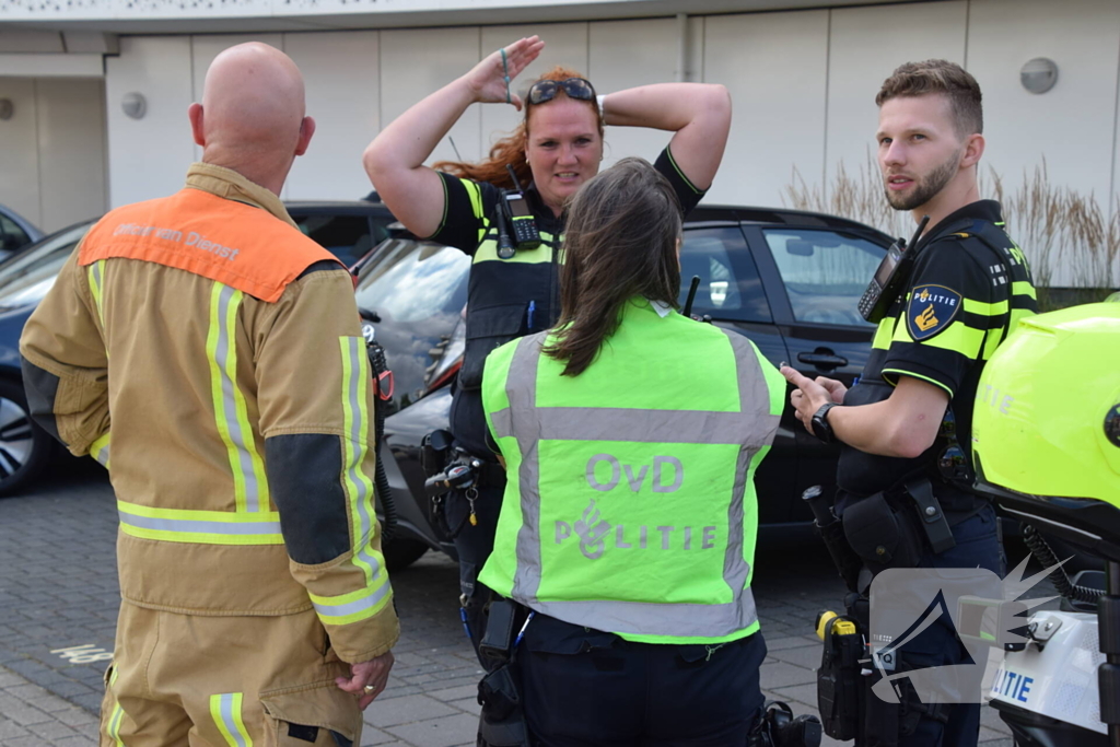 Zwarte rook trekt uit flatwoning