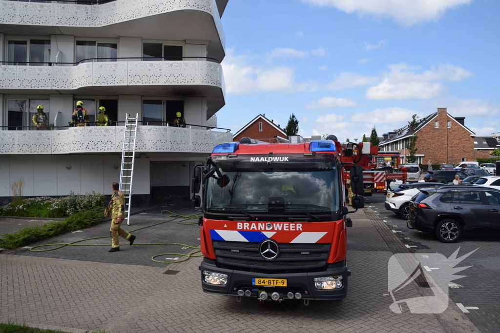 Zwarte rook trekt uit flatwoning