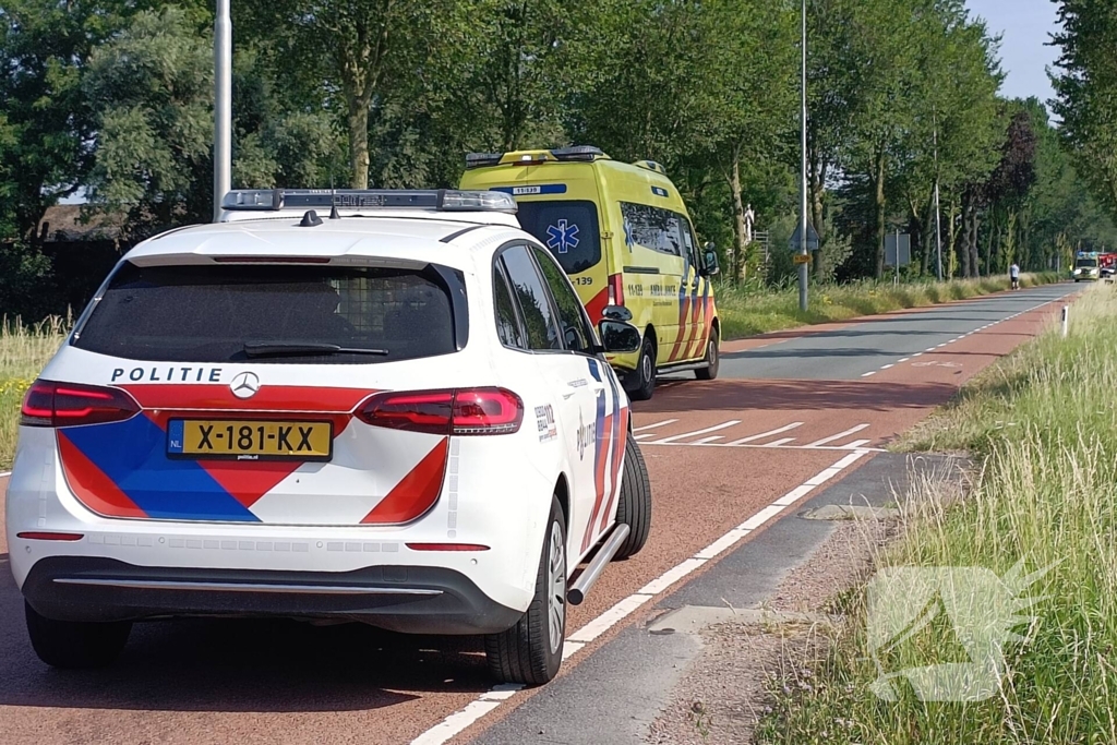 Weg afgesloten nadat auto tegen boom crasht