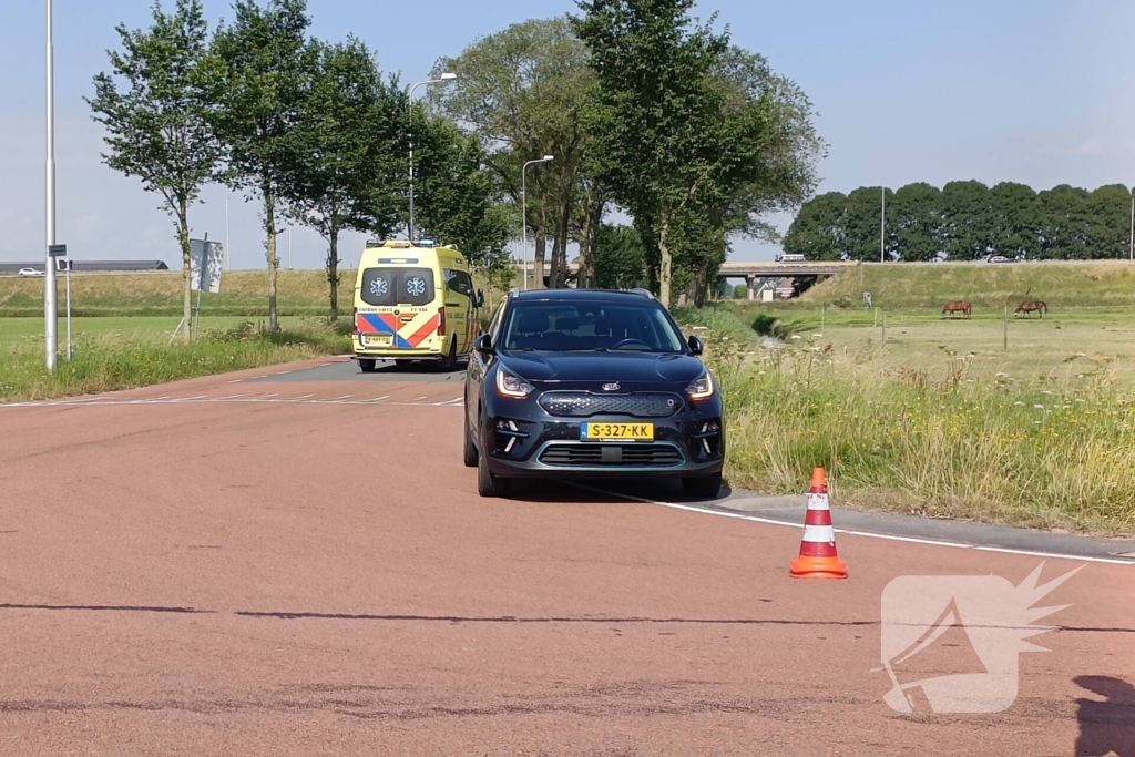 Weg afgesloten nadat auto tegen boom crasht