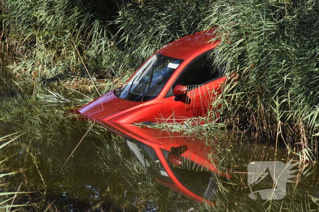 Auto belandt met neus in sloot