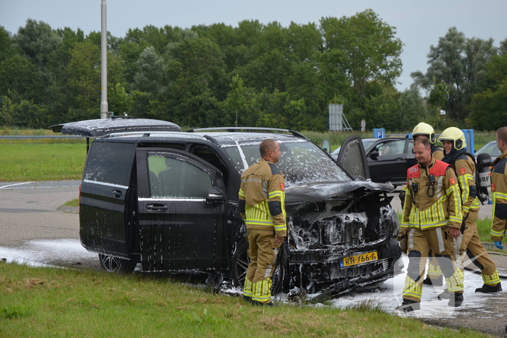 Motorcompartiment brandt volledig uit