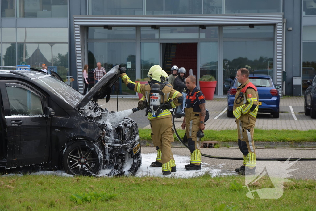 Motorcompartiment brandt volledig uit