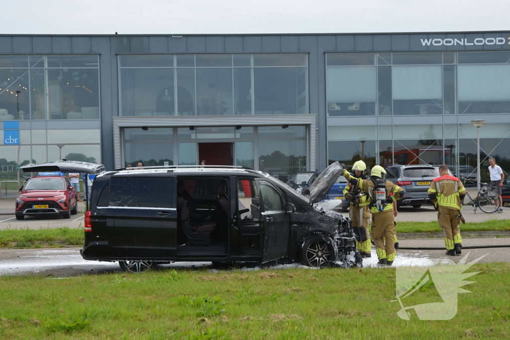 Motorcompartiment brandt volledig uit