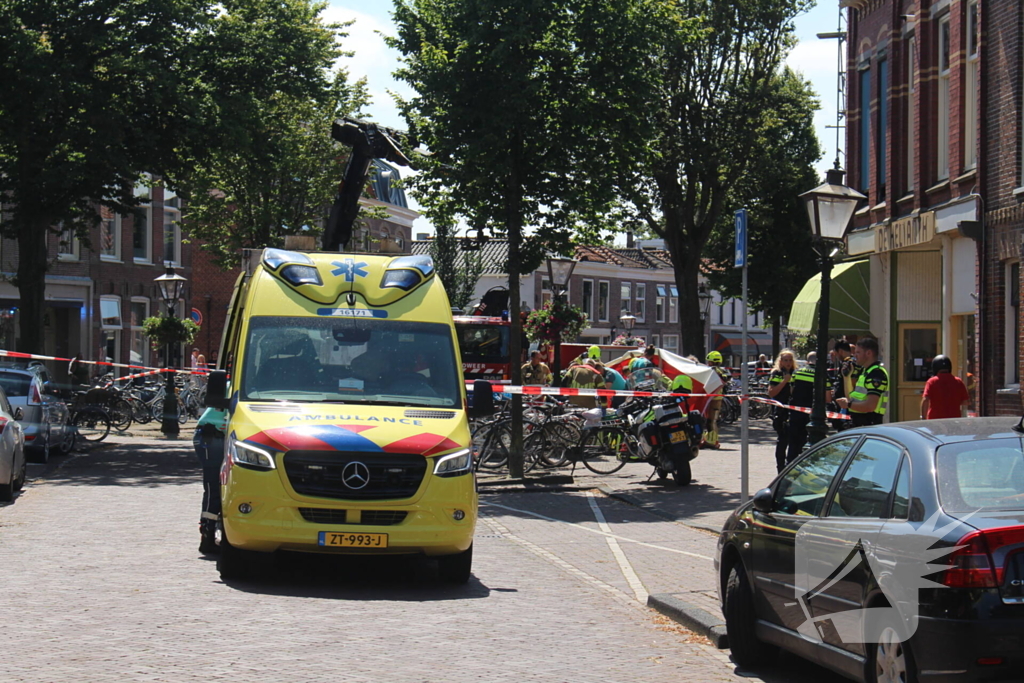 Vrouw belandt onder vuilniswagen