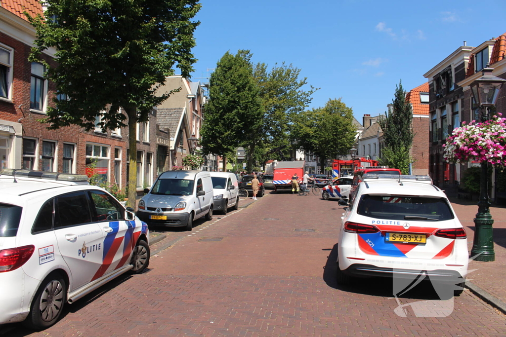 Vrouw belandt onder vuilniswagen