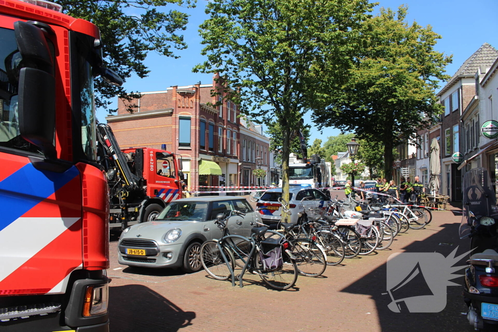 Vrouw belandt onder vuilniswagen