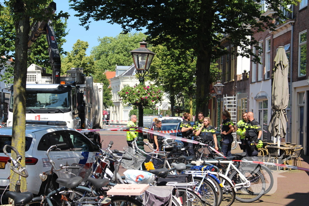 Vrouw belandt onder vuilniswagen