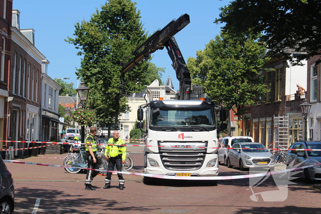 Vrouw belandt onder vuilniswagen