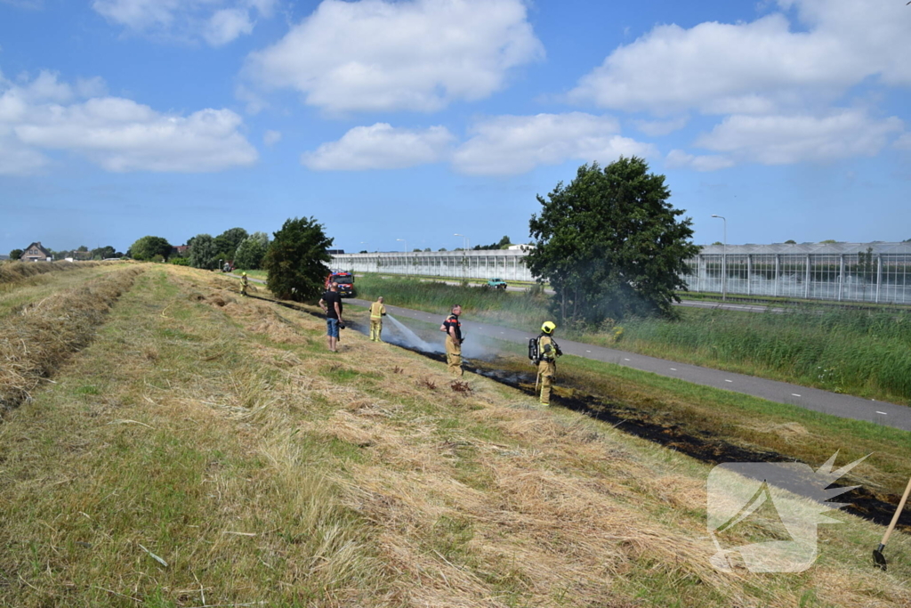 Tientallen meters berm in brand