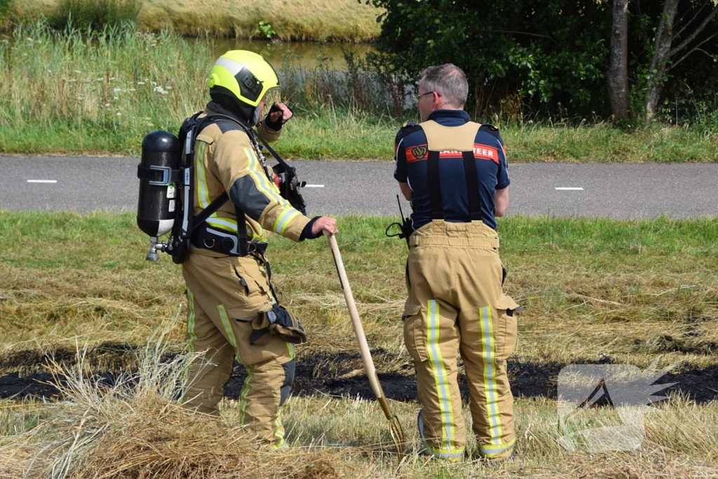 Tientallen meters berm in brand