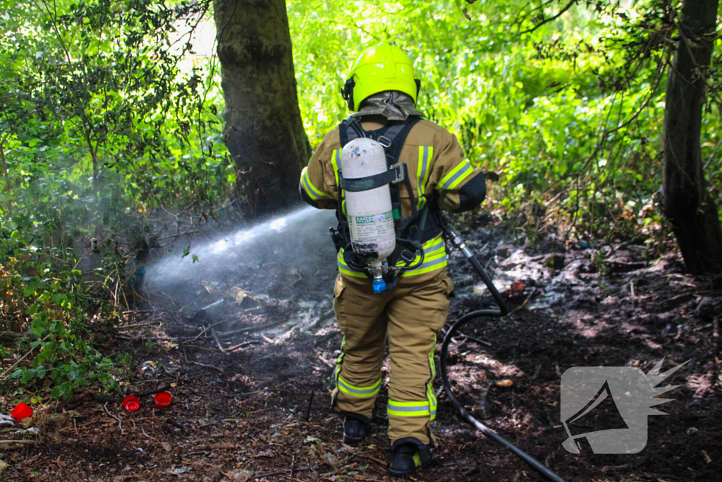 Brandweer blust brand in bosjes