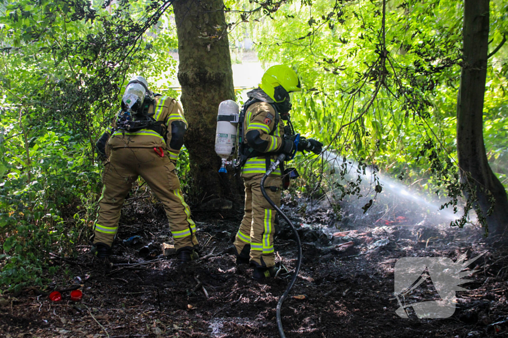 Brandweer blust brand in bosjes