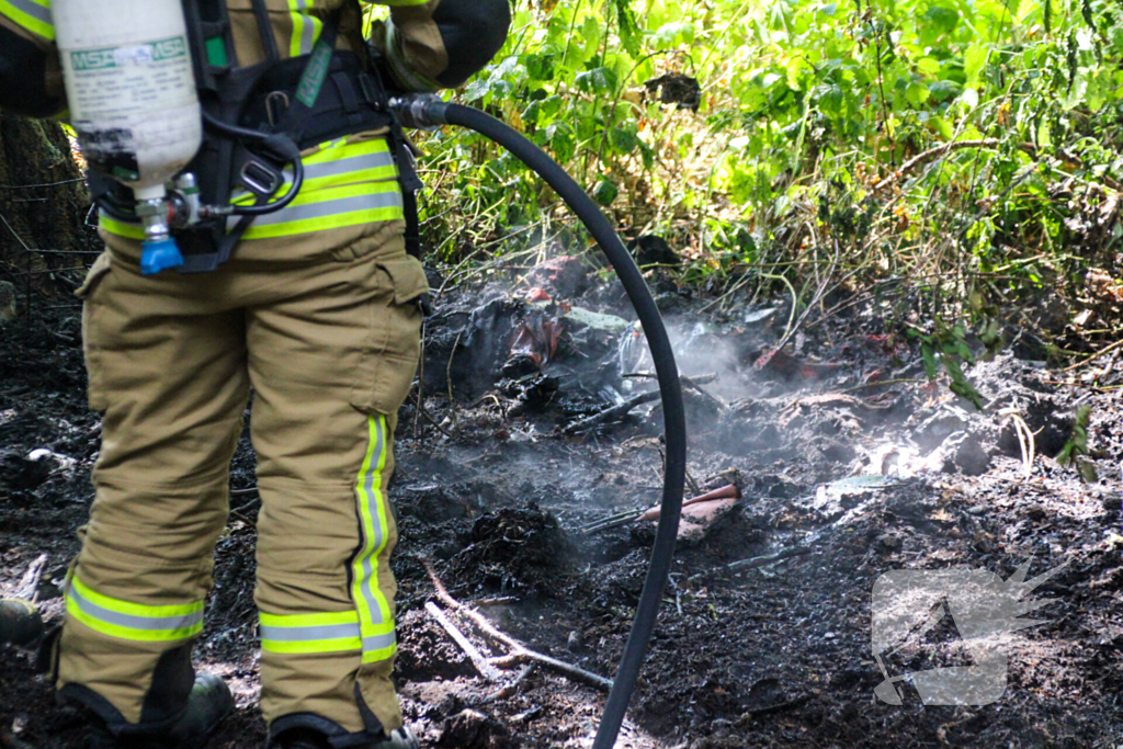 Brandweer blust brand in bosjes