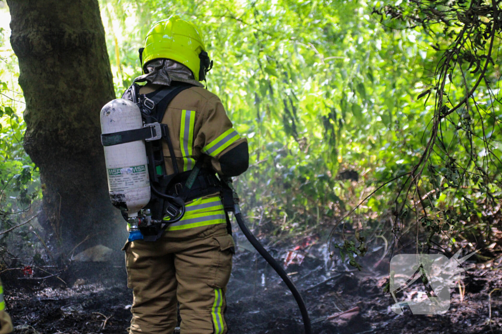 Brandweer blust brand in bosjes