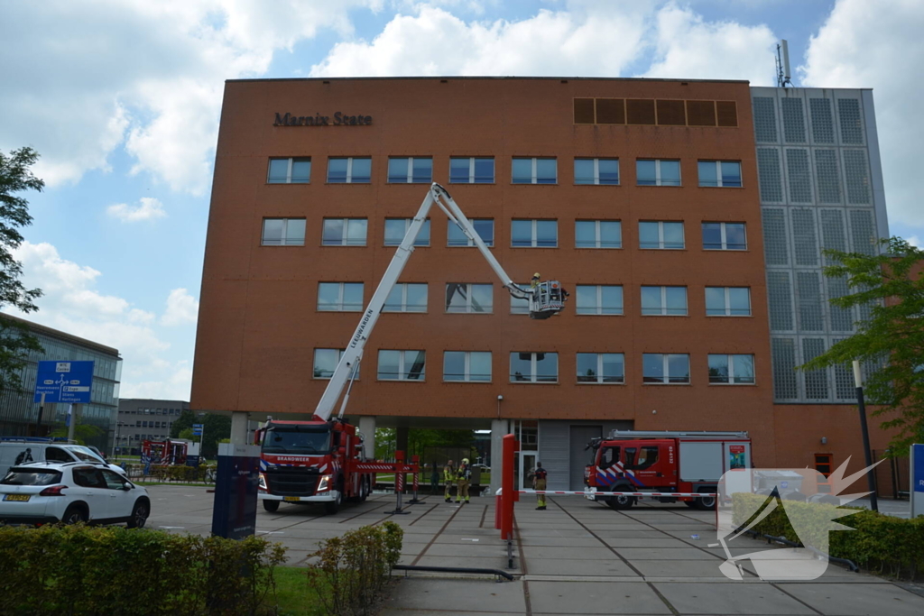 Brand op dak kantoorgebouw tijdens werkzaamheden