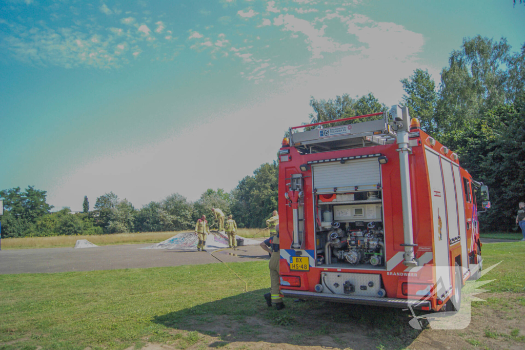 Brandweer in actie voor brandende band