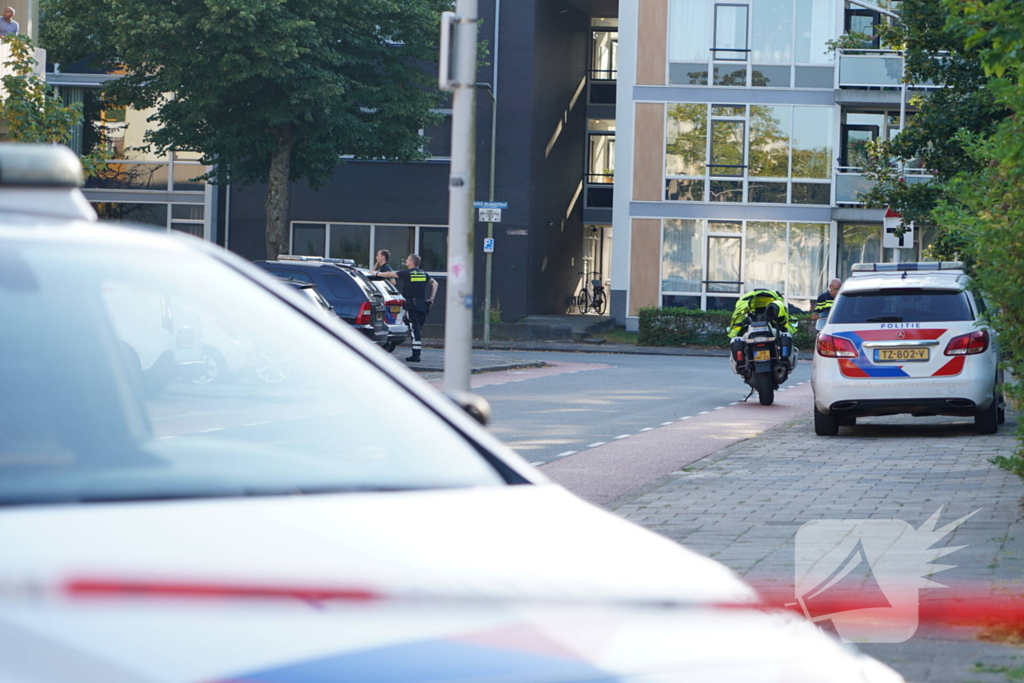 Aanhouding bij inval en onderzoek naar incident bij flat